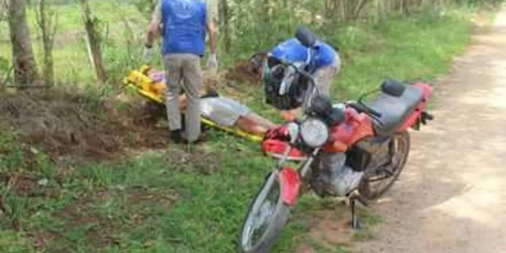 Imagem ilustrativa da imagem Motociclista atropela cão e sofre ferimentos graves em PG