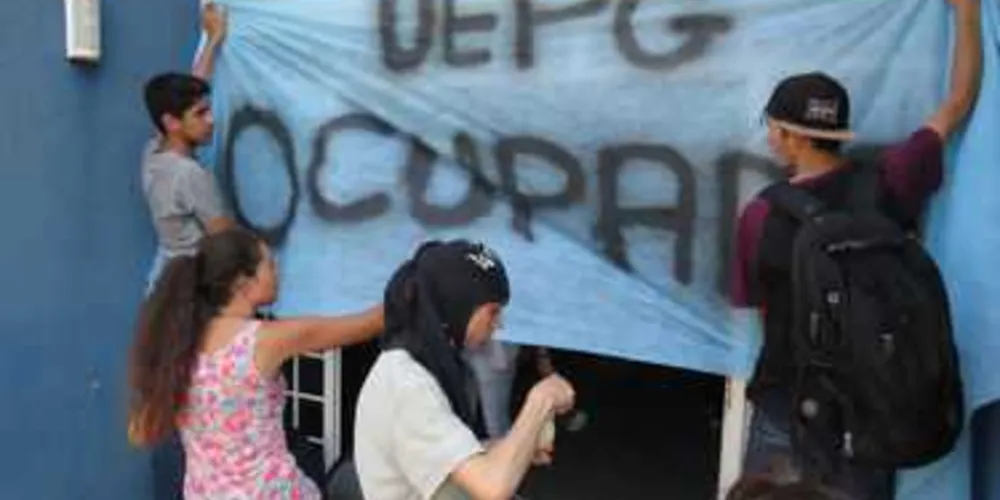 Prédio da Reitoria da UEPG foi ocupado na manhã desta quarta-feira