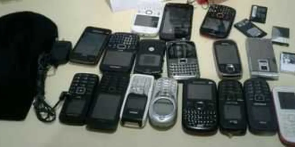 Imagem ilustrativa da imagem PM flagra suspeito arremessando celulares no Cadeião