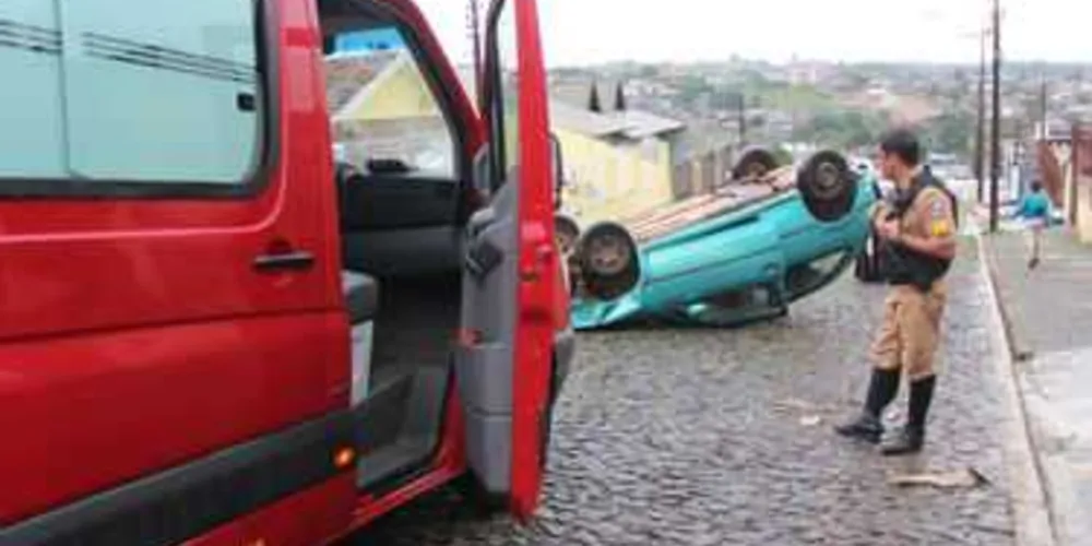 Imagem ilustrativa da imagem Motorista bate em carro parado e capota no Santa Paula