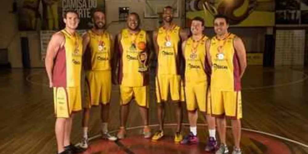 Seis dos atletas que estão jogando basquete e cursando uma carreira na Secal