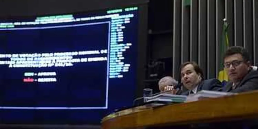 Votação da PEC no 1º turno teve 366 votos favoráveis e 111 contrários