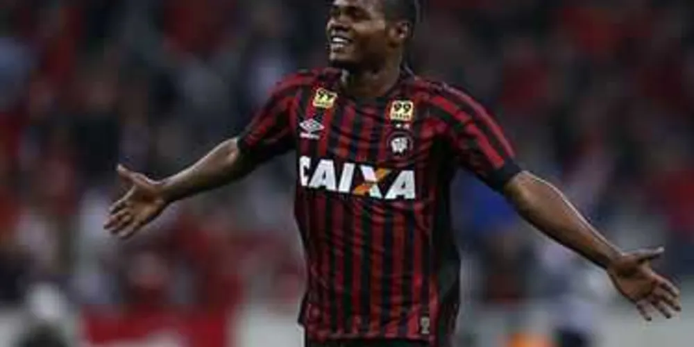 Após período lesionado, Nikão retorna ao time do Furacão