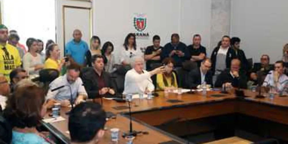 Reunião entre alunos, pais e Governo reuniu mais de 300 pessoas