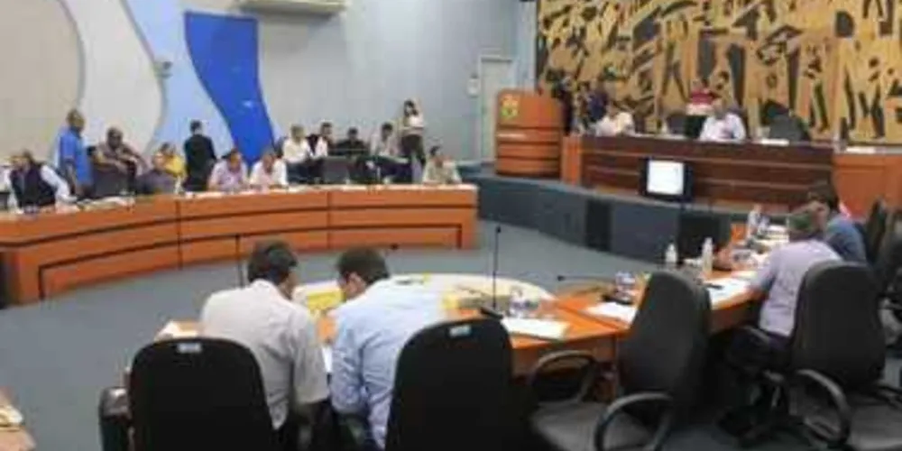 Votação foi interrompida após a chegada do mandado de segurança
