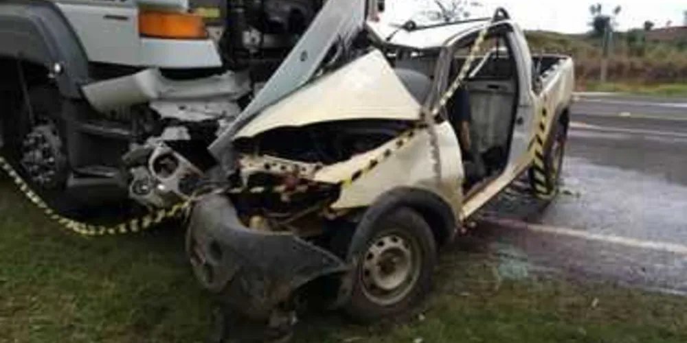 Imagem ilustrativa da imagem Motorista morre em colisão entre caminhão e caminhonete na BR-376