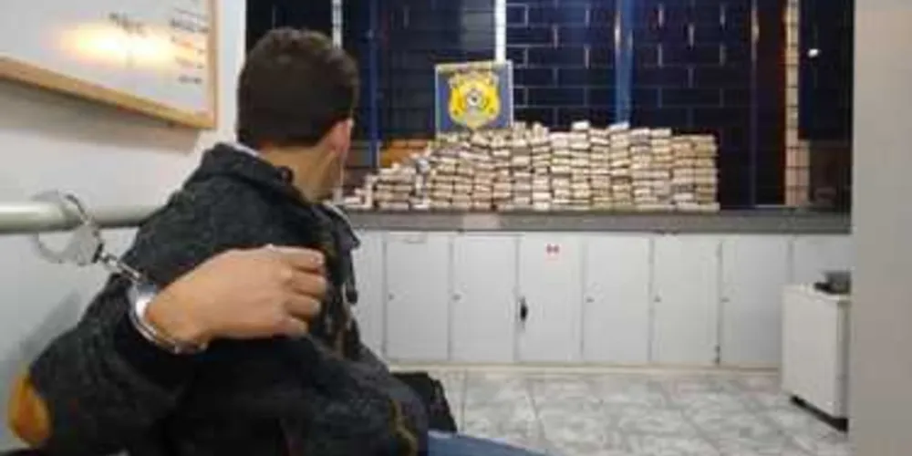 Imagem ilustrativa da imagem PRF prende paraguaio com 195 kg de maconha em Irati