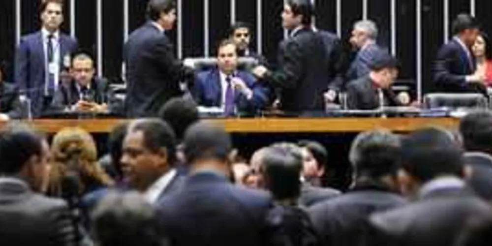 PEC 241 foi votada sob protestos de manifestantes nas galerias da Câmara