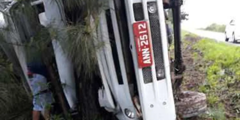 Caminhão capotou e motorista teve apenas ferimentos leves