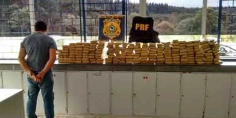 Imagem ilustrativa da imagem PRF de Irati prende suspeito com 196 kg de maconha