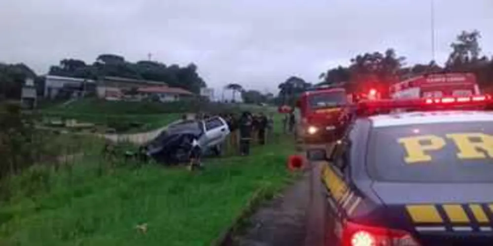 De acordo com a Polícia Militar, um dos veículos envolvidos na colisão era roubado e o condutor estava em fuga 