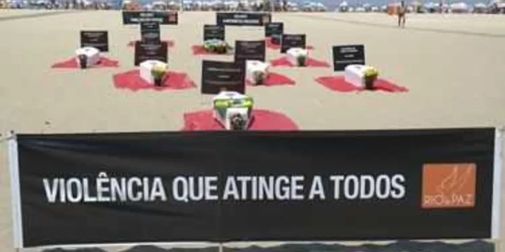 Manifestação nas areias de Copacabana para denunciar mortes por causas violentas