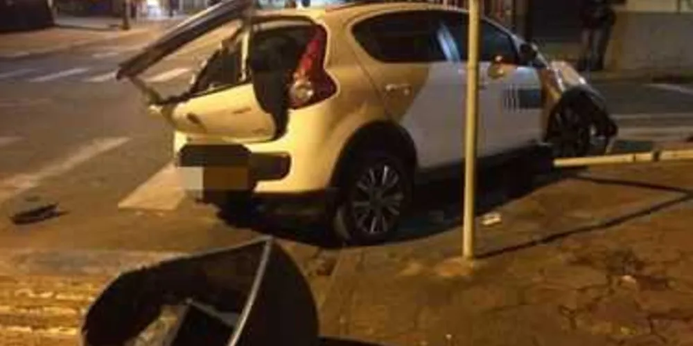 Imagem ilustrativa da imagem Carro desgovernado bate quatro vezes no Centro de TB