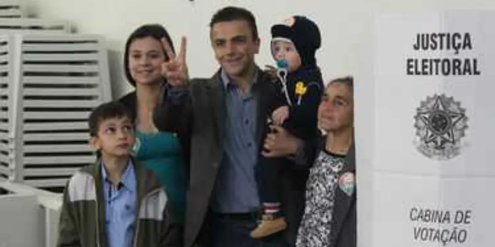 Imagem ilustrativa da imagem Acompanhado da família, Aliel vota no Centro de Idosos