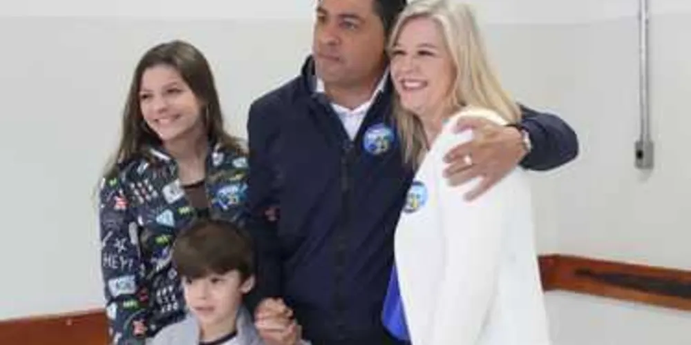 Imagem ilustrativa da imagem Rangel vota ao lado de esposa e filhos no Senai