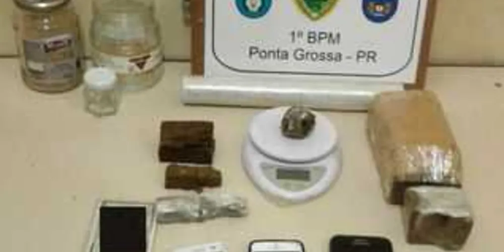 Drogas foram apreendidas e cinco pessoas presas