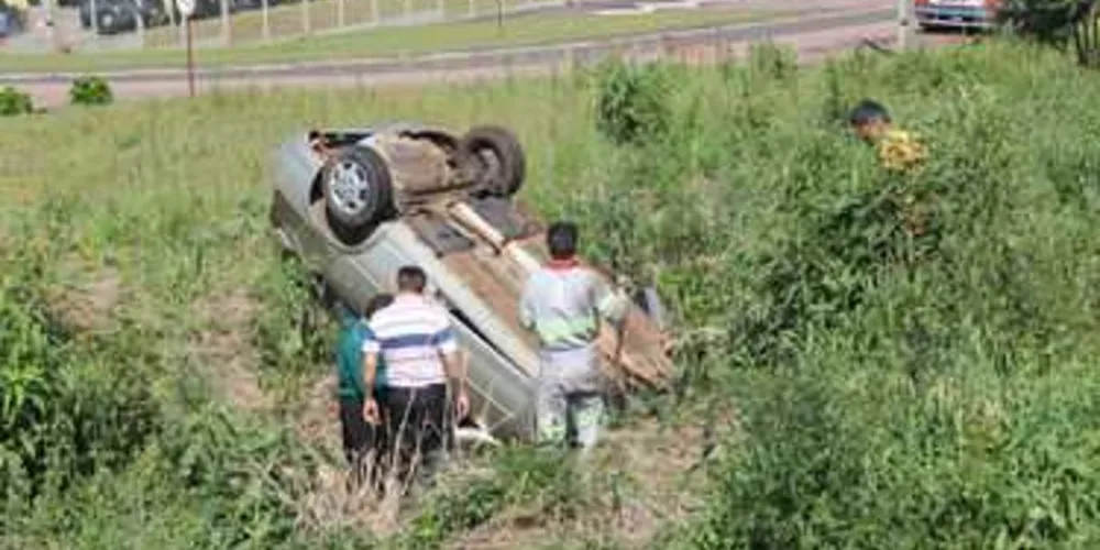 Imagem ilustrativa da imagem Carro com cinco pessoas capota em rodovia de PG