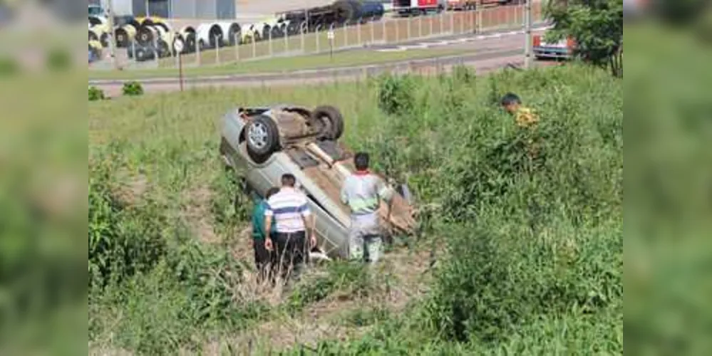 Imagem ilustrativa da imagem Carro com cinco pessoas capota em rodovia de PG