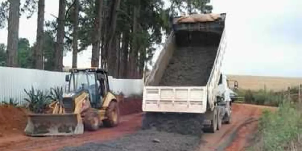 Imagem ilustrativa da imagem Prefeitura investe na recomposição de estradas rurais