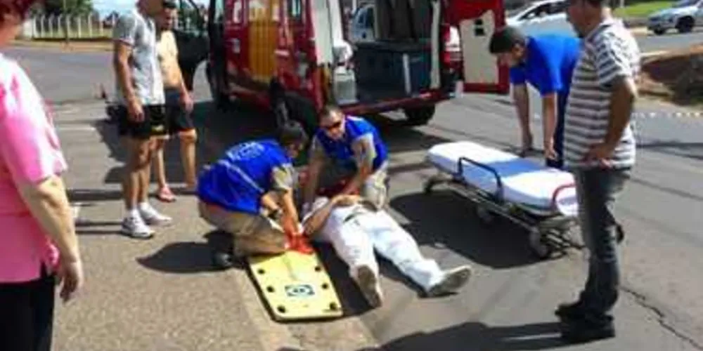 Imagem ilustrativa da imagem Moto colide com veículo e deixa ferido