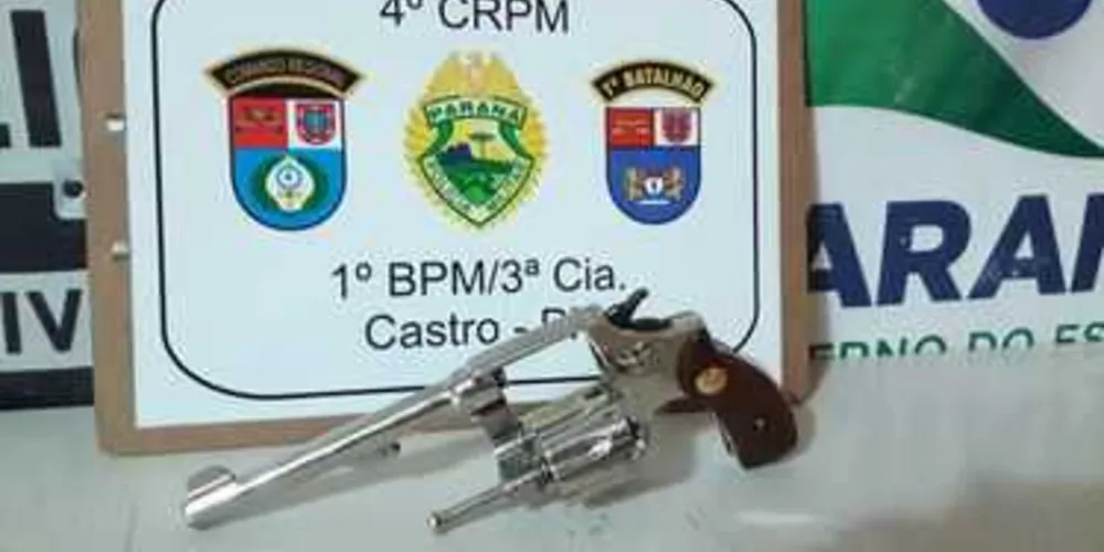 Arma foi apreendida com o suspeito