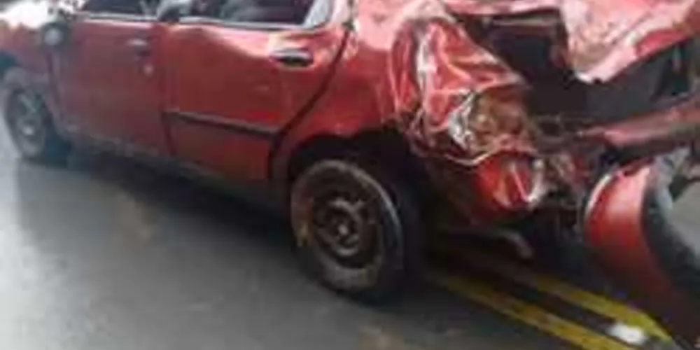 Imagem ilustrativa da imagem Carro capota na BR-153, em Rio Azul