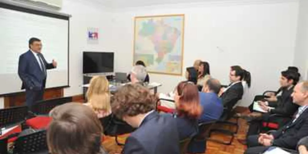 O secretário estadual da pasta, Michele Caputo Neto, se reuniu nesta quinta-feira (3), em São Paulo, com autoridades francesas para tratar sobre novos investimentos na rede pública paranaense.
