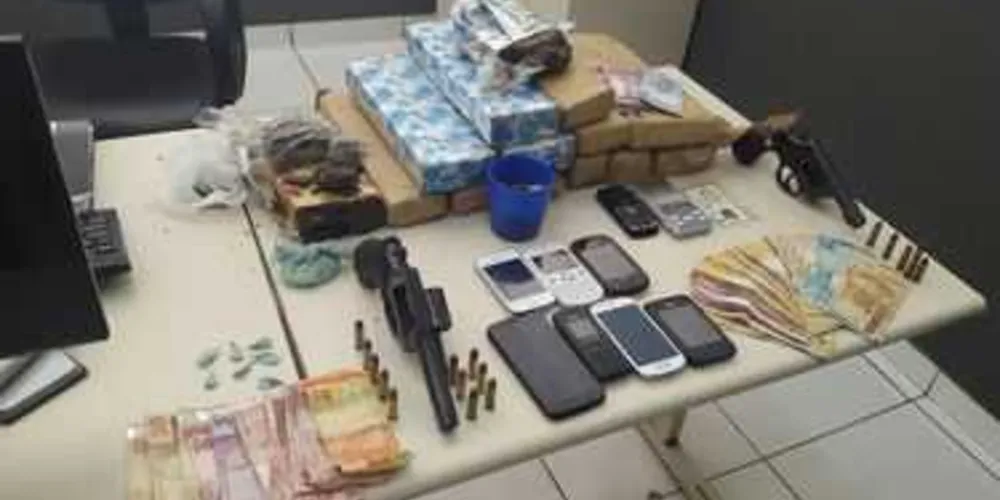 Imagem ilustrativa da imagem Grupo é preso por tráfico e mais de 11 kg de maconha são apreendidos