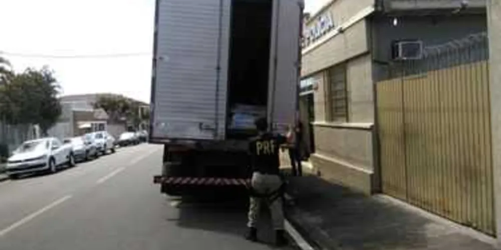 Imagem ilustrativa da imagem Em Tibagi, PRF recupera caminhão roubado