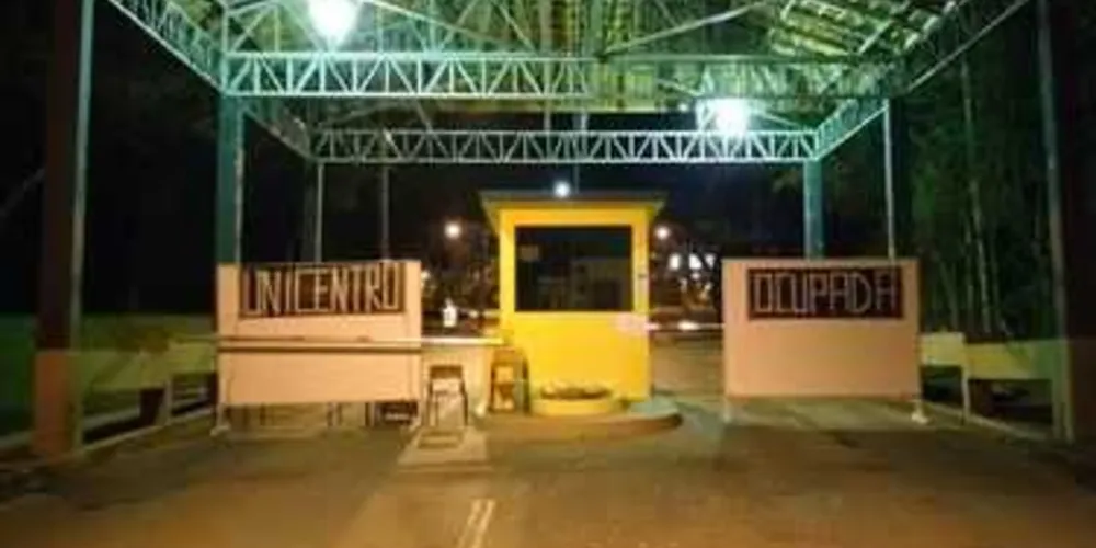 Manifestantes ocuparam o campus de Irati da Unicentro na noite do dia 17 de outubro