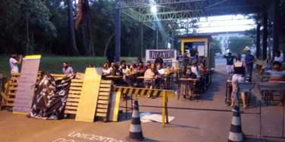 Manifestantes se reuniram em frente ao prédio principal da Unicentro em Irati