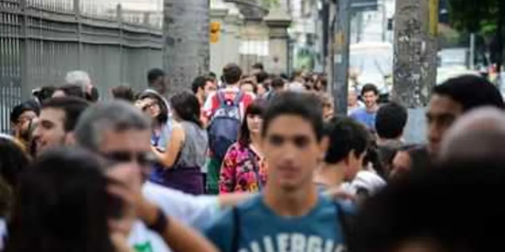Estudantes chegam ao Colégio Santo Inácio, em Botafogo, zona sul da capital fluminense, para o segundo dia de provas do Enem 2016