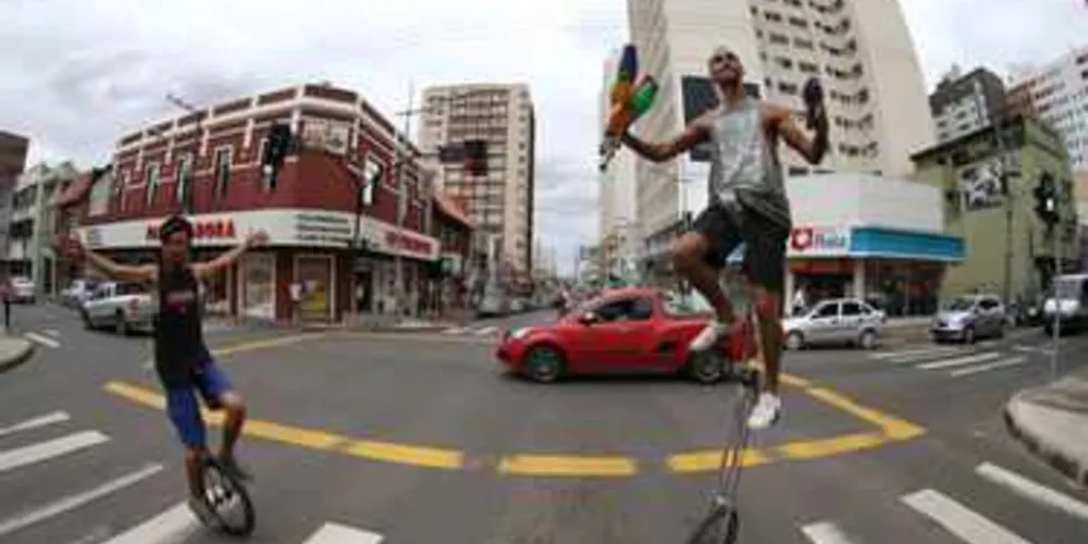PL proíbe uso de malabares cortantes e inflamáveis nas vias públicas da cidade