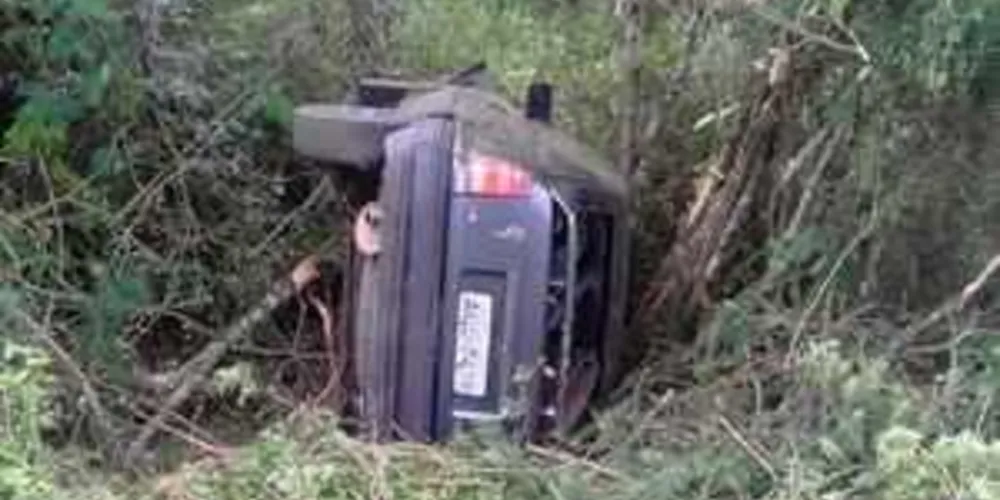 Veículo Kadett caiu numa ribanceira após colidir no andarilho