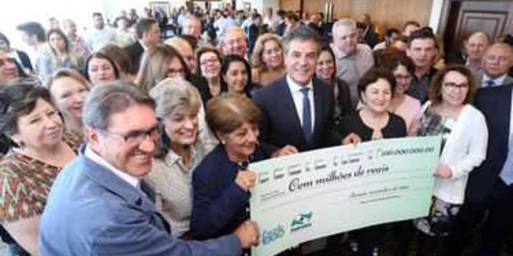 Imagem ilustrativa da imagem Richa autoriza o início dos repasses de R$ 100 milhões para mil escolas