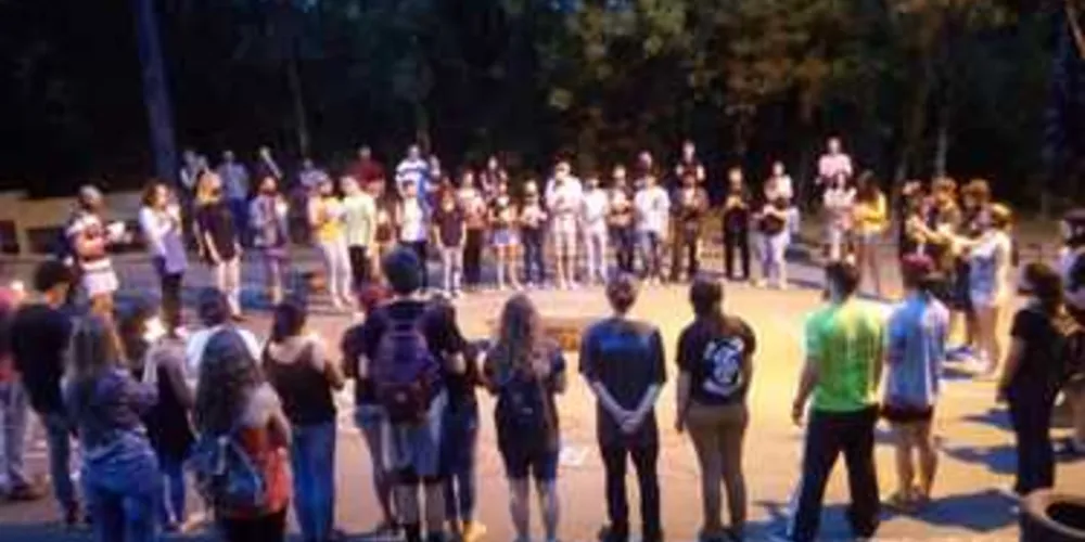 Estudantes fizeram um ato em frente ao campus, simbolizando o funeral da educação