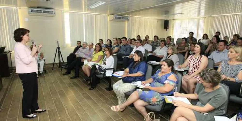 Secretaria de Estado da Educação do Paraná, Reunião no auditório da SEED com os chefes dos núcleos regionais de educação e a secretária Ana Seres Trento