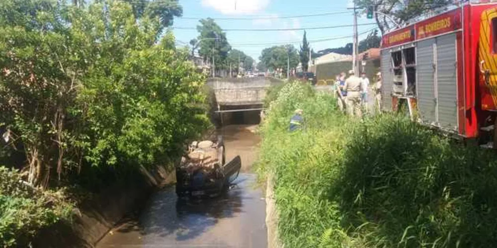 Motorista estava assustada com acidente, mas não teve ferimentos.