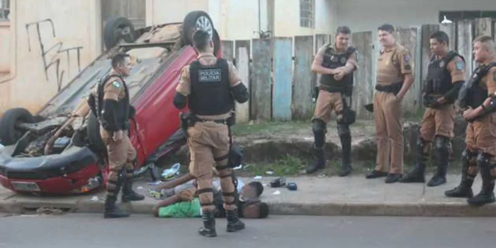 Dupla foi detida após capotar veículo