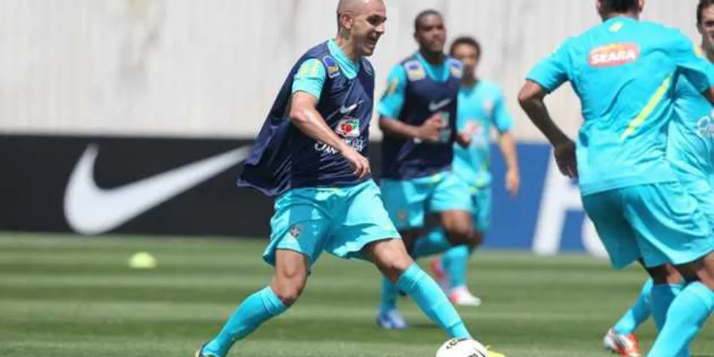 Fábio Santos substituirá Marcelo