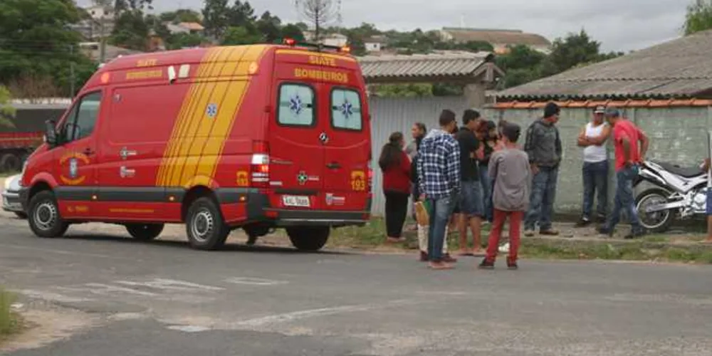 Imagem ilustrativa da imagem Motociclista bate contra muro de residência e fica ferido