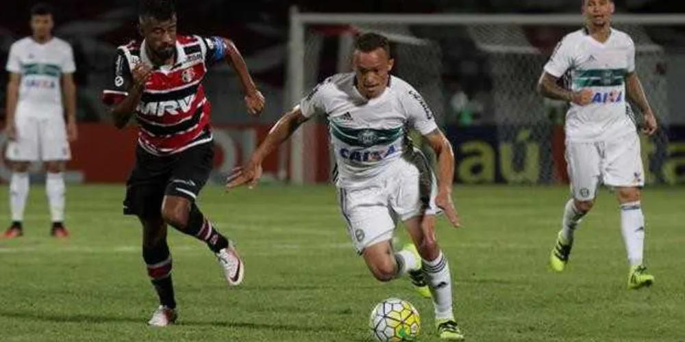 Imagem ilustrativa da imagem Coritiba busca vitória para 'garantir' Série A