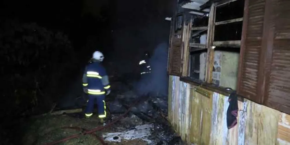 Interior da residência foi completamente destruído pelo fogo