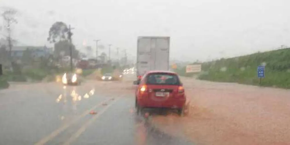 Avenida Souza Naves teve trecho afetado pela chuva
