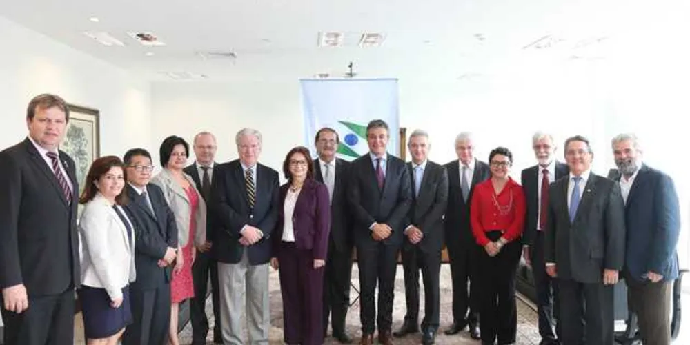 Governador Beto Richa assina o termo de cooperação para a realização do Programa de Residência Técnica em Gestão Pública, em parceria com as universidades estaduais e Secretarias de Estado.