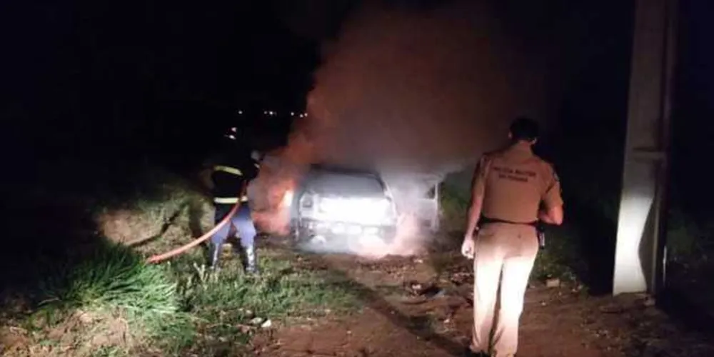 Bombeiros precisaram agir para conter o fogo