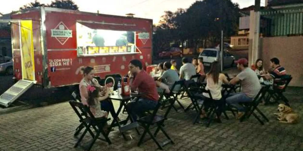 Imagem ilustrativa da imagem Administrador da FacPG inaugura food truck