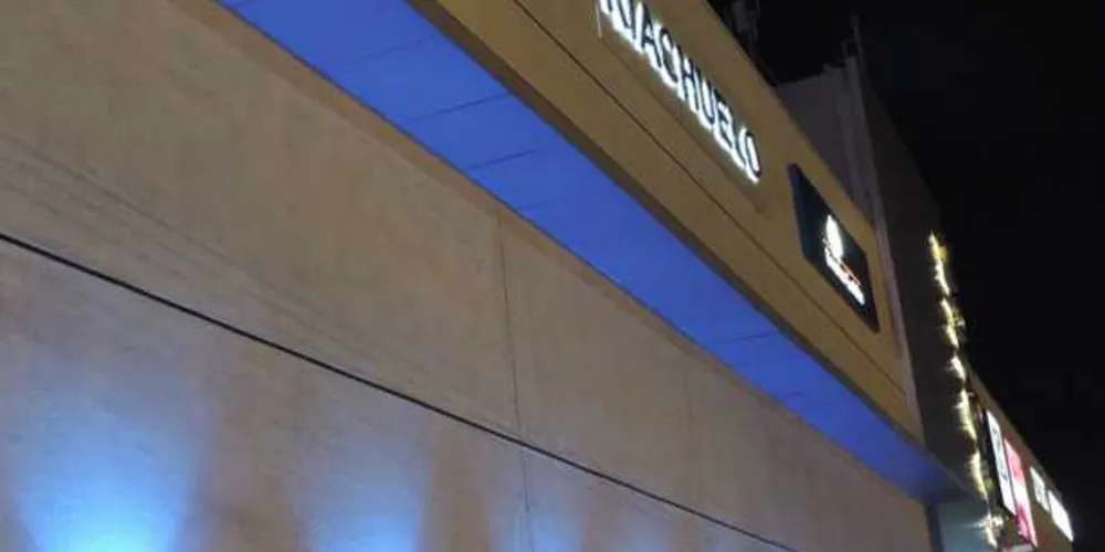 Fachada azul do Shopping em homenagem ao Novembro Azul