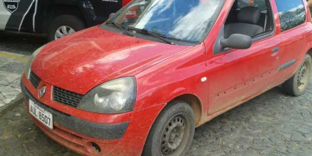 Renault Clio vermelho usado no assalto