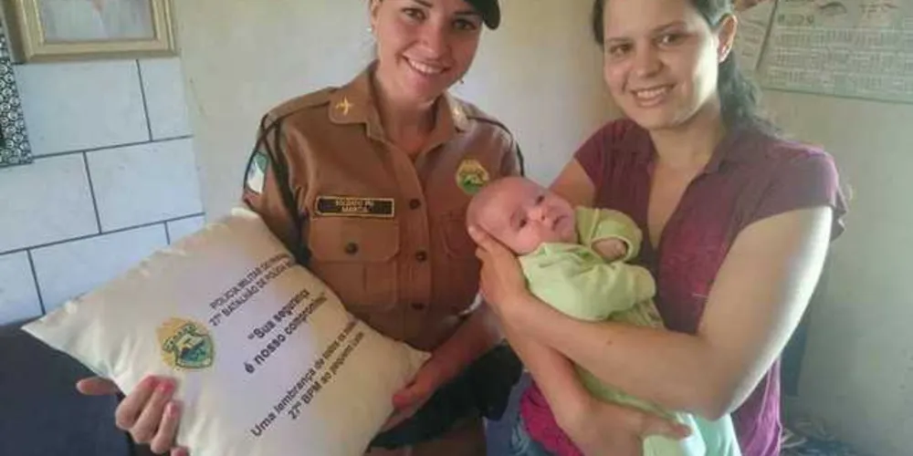 Márcia Oleskowicz com a mãe e o bebê que salvou